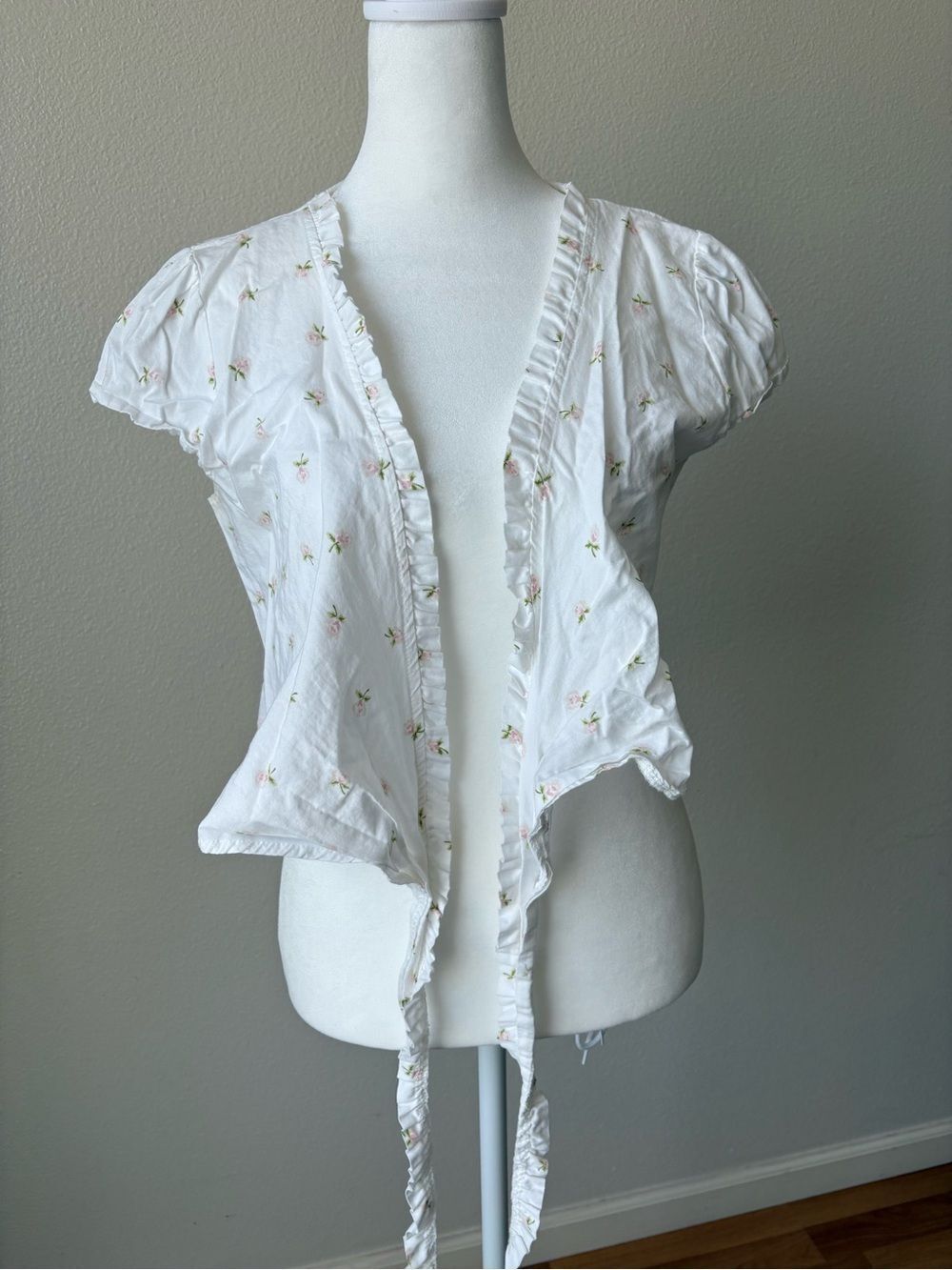 Brandy Melville White Wrap Crop Top with Pale Pink Rose Print 2 US - Picture 7 of 9